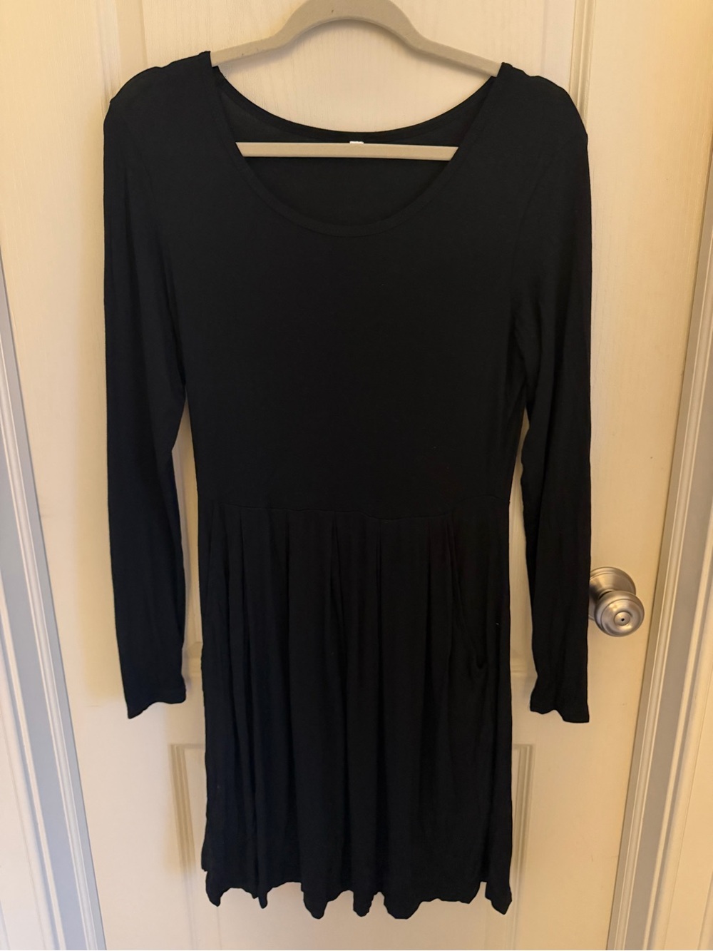 Women's Black Long Sleeve Scoop Neck Dress